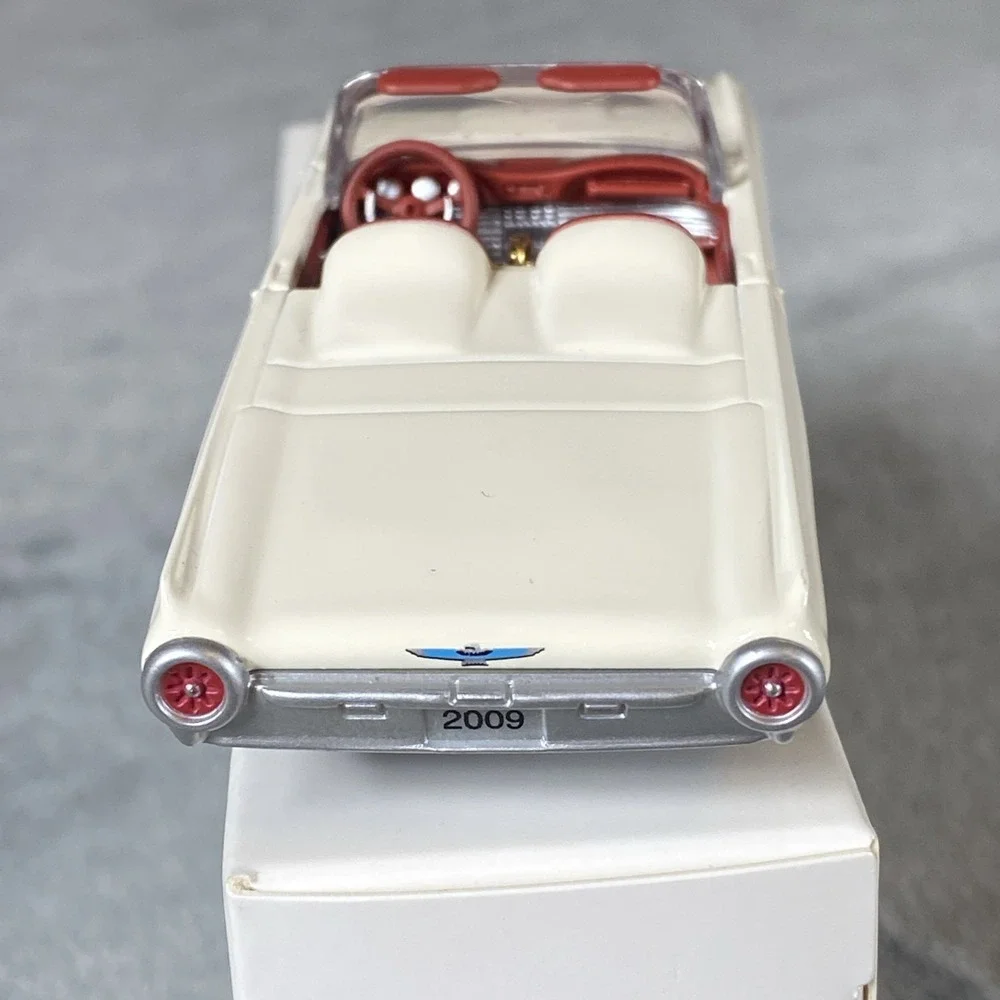 HALLMARK 2009 CLASSIC AMERICAN CARS FORD 1963 THUNDERBIRD ORNAMENT